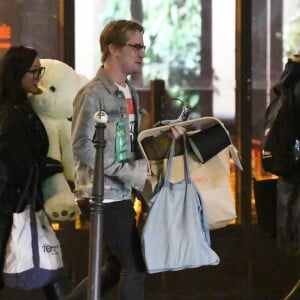 Exclusif - A 15h30, Macaulay Culkin a accueilli en bas de son appartement parisien sa compagne Brenda Song qui est arrivée en provenance de los Angeles le 21 novembre 2017. Le couple est ensuite sorti pour aller faire des achats de décoration chez Monoprix. Macaulay a offert un ours en peluche à sa dulcinée.