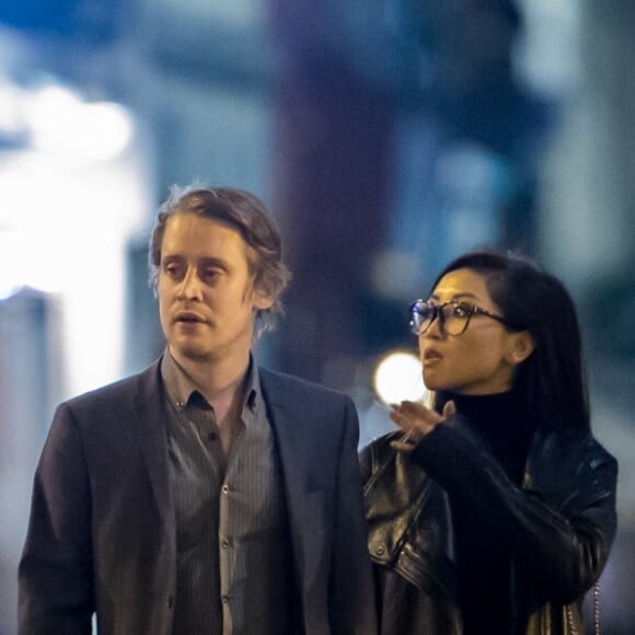 Exclusif - Macaulay Culkin et sa compagne Brenda Song ont dîné avec Paris Jackson, Seth Green et sa femme Clare Grant dans le restaurant de Joël Robuchon "L'Atelier" puis se sont promenés le long de la seine et sur le pont des Arts à Paris le 22 novembre 2017.