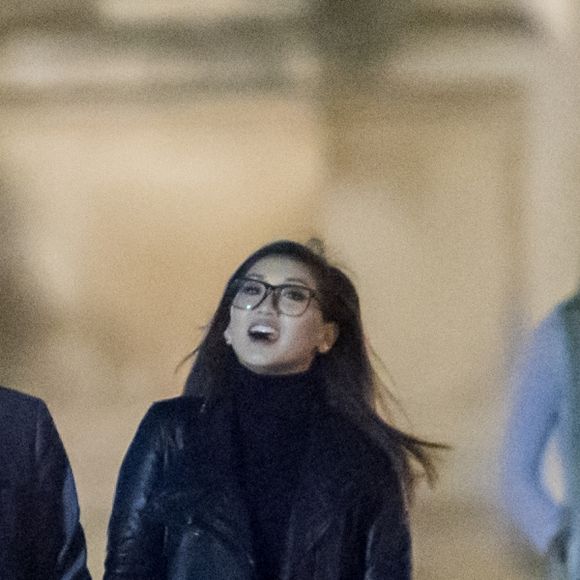 Exclusif - Macaulay Culkin et sa compagne Brenda Song ont dîné avec Paris Jackson, Seth Green et sa femme Clare Grant dans le restaurant de Joël Robuchon "L'Atelier" puis se sont promenés le long de la seine et sur le pont des Arts à Paris le 22 novembre 2017.