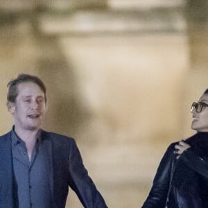 Exclusif - Macaulay Culkin et sa compagne Brenda Song ont dîné avec Paris Jackson, Seth Green et sa femme Clare Grant dans le restaurant de Joël Robuchon "L'Atelier" puis se sont promenés le long de la seine et sur le pont des Arts à Paris le 22 novembre 2017.