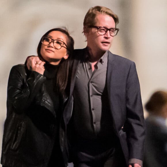 Exclusif - Macaulay Culkin et sa compagne Brenda Song ont dîné avec Paris Jackson, Seth Green et sa femme Clare Grant dans le restaurant de Joël Robuchon "L'Atelier" puis se sont promenés le long de la seine et sur le pont des Arts à Paris le 22 novembre 2017.