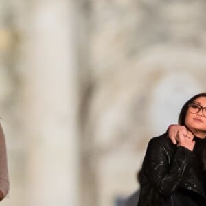 Exclusif - Macaulay Culkin et sa compagne Brenda Song ont dîné avec Paris Jackson, Seth Green et sa femme Clare Grant dans le restaurant de Joël Robuchon "L'Atelier" puis se sont promenés le long de la seine et sur le pont des Arts à Paris le 22 novembre 2017.