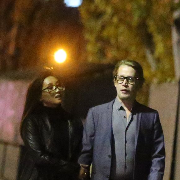 Exclusif - Macaulay Culkin et sa compagne Brenda Song ont dîné avec Paris Jackson, Seth Green et sa femme Clare Grant dans le restaurant de Joël Robuchon "L'Atelier" puis se sont promenés le long de la seine et sur le pont des Arts à Paris le 22 novembre 2017.