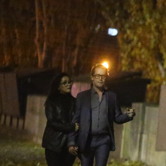 Exclusif - Macaulay Culkin et sa compagne Brenda Song ont dîné avec Paris Jackson, Seth Green et sa femme Clare Grant dans le restaurant de Joël Robuchon "L'Atelier" puis se sont promenés le long de la seine et sur le pont des Arts à Paris le 22 novembre 2017.