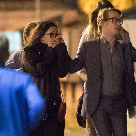 Exclusif - Macaulay Culkin et sa compagne Brenda Song ont dîné avec Paris Jackson, Seth Green et sa femme Clare Grant dans le restaurant de Joël Robuchon "L'Atelier" puis se sont promenés le long de la seine et sur le pont des Arts à Paris le 22 novembre 2017.