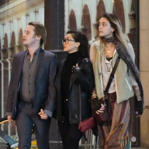 Exclusif - Macaulay Culkin et sa compagne Brenda Song ont dîné avec Paris Jackson, Seth Green et sa femme Clare Grant dans le restaurant de Joël Robuchon "L'Atelier" puis se sont promenés le long de la seine et sur le pont des Arts à Paris le 22 novembre 2017.