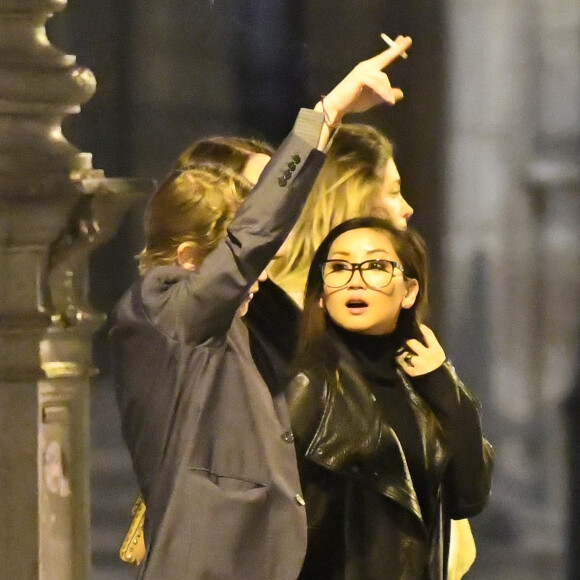 Exclusif - Macaulay Culkin et sa compagne Brenda Song ont dîné avec Paris Jackson, Seth Green et sa femme Clare Grant dans le restaurant de Joël Robuchon "L'Atelier" puis se sont promenés le long de la seine et sur le pont des Arts à Paris le 22 novembre 2017.