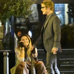 Exclusif - Macaulay Culkin et sa compagne Brenda Song ont dîné avec Paris Jackson, Seth Green et sa femme Clare Grant dans le restaurant de Joël Robuchon "L'Atelier" puis se sont promenés le long de la seine et sur le pont des Arts à Paris le 22 novembre 2017.