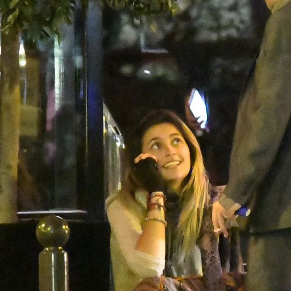 Exclusif - Macaulay Culkin et sa compagne Brenda Song ont dîné avec Paris Jackson, Seth Green et sa femme Clare Grant dans le restaurant de Joël Robuchon "L'Atelier" puis se sont promenés le long de la seine et sur le pont des Arts à Paris le 22 novembre 2017.