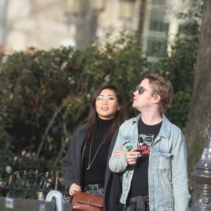 Exclusif - Macaulay Culkin et sa compagne Brenda Song et Seth Green et sa femme Clare Grant se promènent dans les rues de Paris, le 24 novembre 2017.