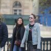 Exclusif - Macaulay Culkin et sa compagne Brenda Song et Seth Green et sa femme Clare Grant se promènent dans les rues de Paris, le 24 novembre 2017.