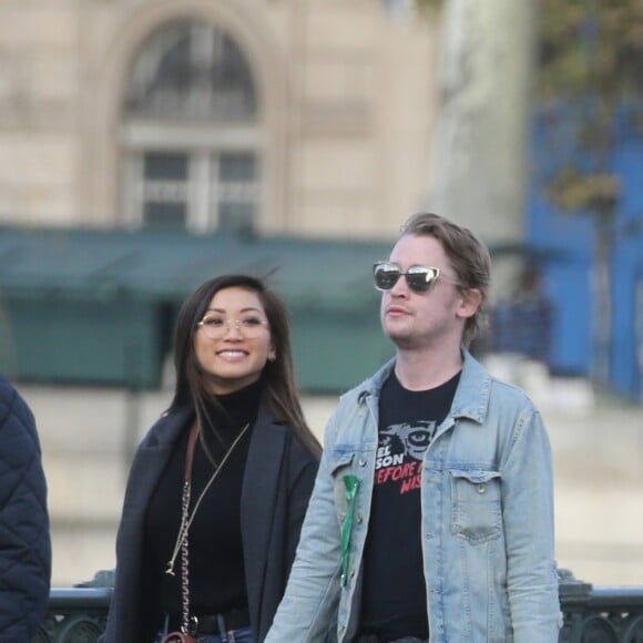 Exclusif - Macaulay Culkin et sa compagne Brenda Song et Seth Green et sa femme Clare Grant se promènent dans les rues de Paris, le 24 novembre 2017.