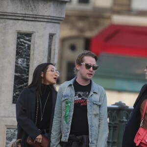 Exclusif - Macaulay Culkin et sa compagne Brenda Song et Seth Green et sa femme Clare Grant se promènent dans les rues de Paris, le 24 novembre 2017.