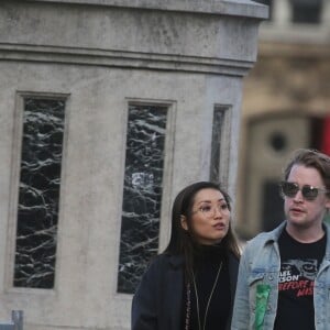 Exclusif - Macaulay Culkin et sa compagne Brenda Song et Seth Green et sa femme Clare Grant se promènent dans les rues de Paris, le 24 novembre 2017.