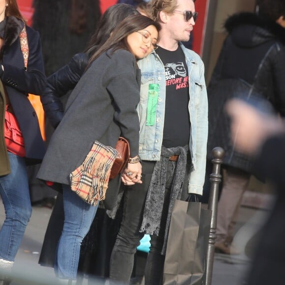 Exclusif - Macaulay Culkin et sa compagne Brenda Song et Seth Green et sa femme Clare Grant se promènent dans les rues de Paris, le 24 novembre 2017.