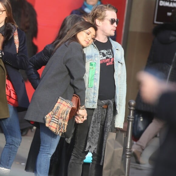 Exclusif - Macaulay Culkin et sa compagne Brenda Song et Seth Green et sa femme Clare Grant se promènent dans les rues de Paris, le 24 novembre 2017.