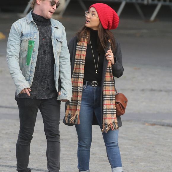 Exclusif - Macaulay Culkin et sa compagne Brenda Song et Seth Green et sa femme Clare Grant se promènent dans les rues de Paris, le 24 novembre 2017.