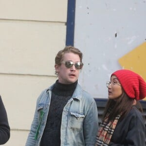 Exclusif - Macaulay Culkin et sa compagne Brenda Song et Seth Green et sa femme Clare Grant se promènent dans les rues de Paris, le 24 novembre 2017.