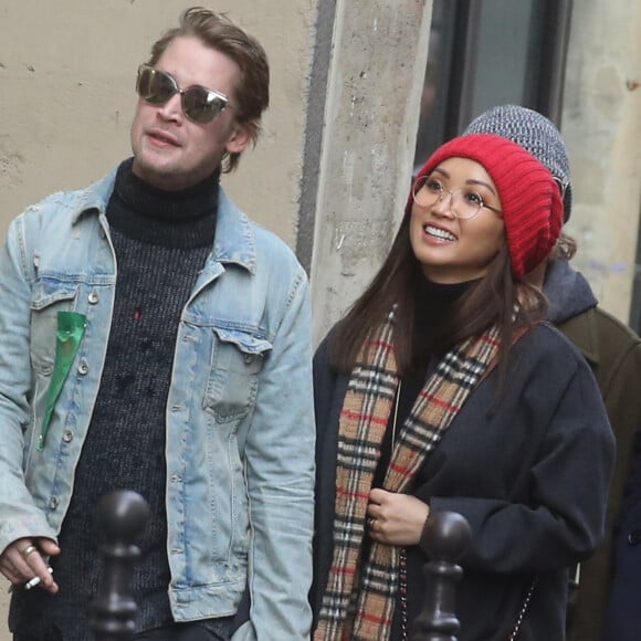 Exclusif - Macaulay Culkin et sa compagne Brenda Song et Seth Green et sa femme Clare Grant se promènent dans les rues de Paris, le 24 novembre 2017.