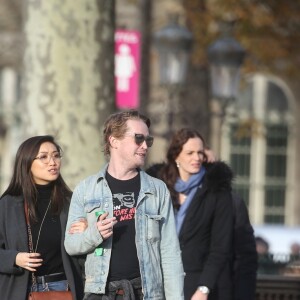 Exclusif - Macaulay Culkin et sa compagne Brenda Song et Seth Green et sa femme Clare Grant se promènent dans les rues de Paris, le 24 novembre 2017.