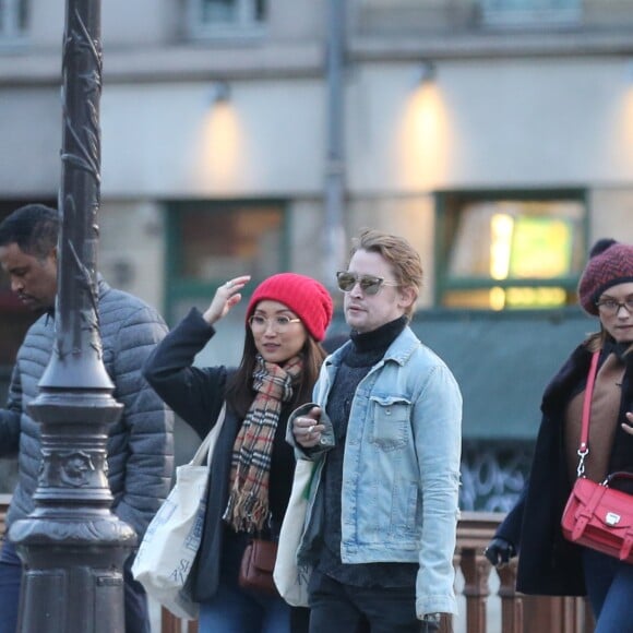 Exclusif - Macaulay Culkin et sa compagne Brenda Song et Seth Green et sa femme Clare Grant se promènent dans les rues de Paris, le 24 novembre 2017. Ils ont été rejoints par Paris Jackson.