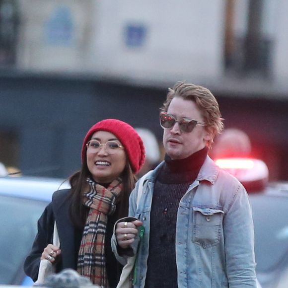 Exclusif - Macaulay Culkin et sa compagne Brenda Song et Seth Green et sa femme Clare Grant se promènent dans les rues de Paris, le 24 novembre 2017. Ils ont été rejoints par Paris Jackson.