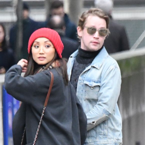 Exclusif - Macaulay Culkin et sa compagne Brenda Song et Seth Green et sa femme Clare Grant se promènent dans les rues de Paris, le 24 novembre 2017.