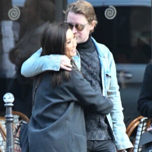 Exclusif - Macaulay Culkin et sa compagne Brenda Song et Seth Green et sa femme Clare Grant se promènent dans les rues de Paris, le 24 novembre 2017.