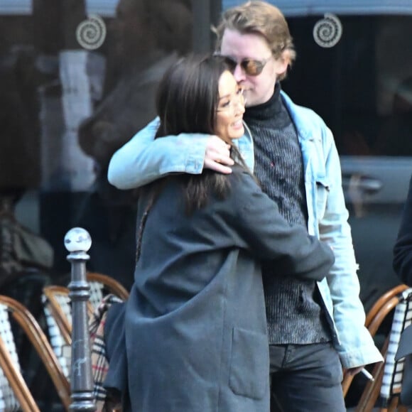 Exclusif - Macaulay Culkin et sa compagne Brenda Song et Seth Green et sa femme Clare Grant se promènent dans les rues de Paris, le 24 novembre 2017.