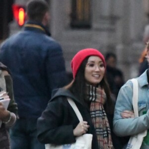 Exclusif - Macaulay Culkin et sa compagne Brenda Song et Seth Green et sa femme Clare Grant se promènent dans les rues de Paris, le 24 novembre 2017. Ils ont été rejoints par Paris Jackson.
