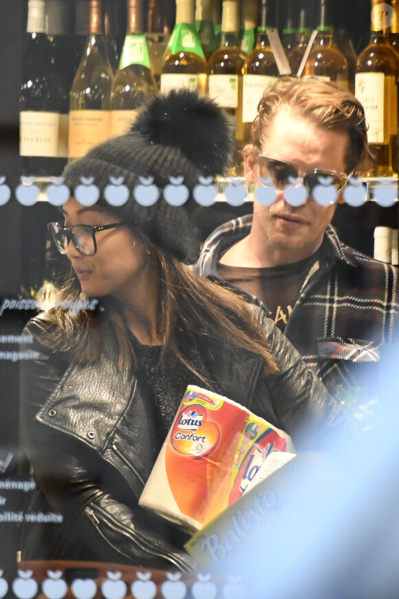 Exclusif - Macaulay Culkin et sa compagne Brenda Song font leurs courses à Paris le 28 novembre 2017. Le couple s'est rendu chez le caviste Nicolas, chez Franprix puis dans un boulangerie.