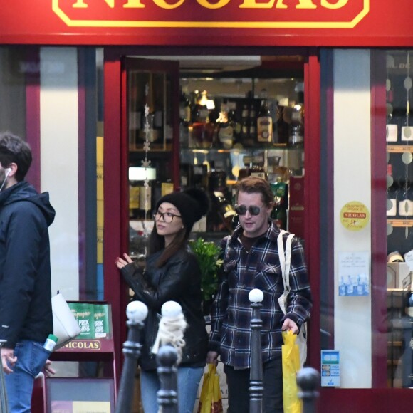 Exclusif - Macaulay Culkin et sa compagne Brenda Song font leurs courses à Paris le 28 novembre 2017. Le couple s'est rendu chez le caviste Nicolas, chez Franprix puis dans un boulangerie.