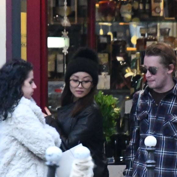 Exclusif - Macaulay Culkin et sa compagne Brenda Song font leurs courses à Paris le 28 novembre 2017. Le couple s'est rendu chez le caviste Nicolas, chez Franprix puis dans un boulangerie.