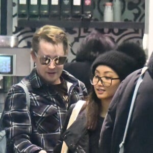 Exclusif - Macaulay Culkin et sa compagne Brenda Song font leurs courses à Paris le 28 novembre 2017. Le couple s'est rendu chez le caviste Nicolas, chez Franprix puis dans un boulangerie.