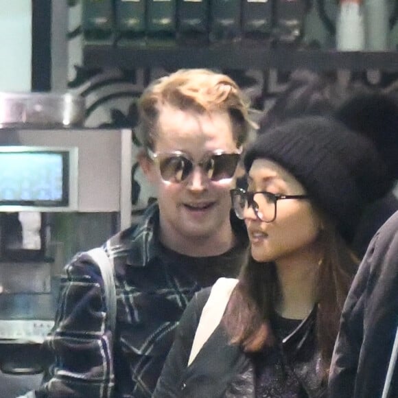 Exclusif - Macaulay Culkin et sa compagne Brenda Song font leurs courses à Paris le 28 novembre 2017. Le couple s'est rendu chez le caviste Nicolas, chez Franprix puis dans un boulangerie.