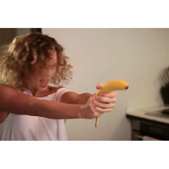 Lorie Pester sexy et osée dans son clip "Les divas du dancing", sorti en 2012.