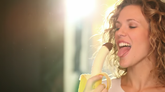 Lorie Pester sexy et osée dans son clip "Les divas du dancing", sorti en 2012.