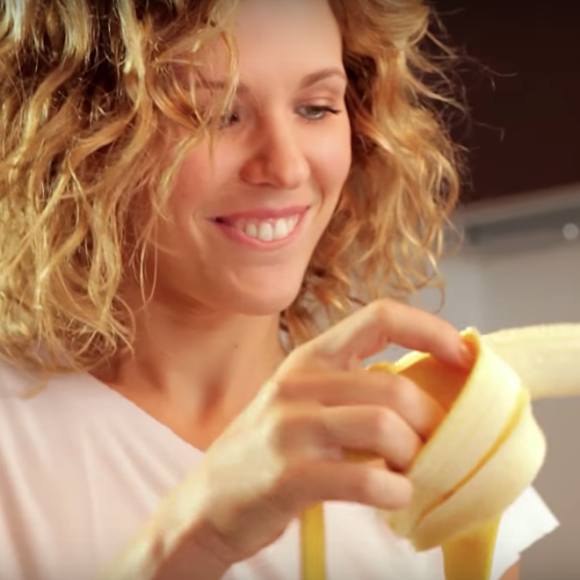 Lorie Pester sexy et osée dans son clip "Les divas du dancing", sorti en 2012.