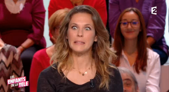 Lorie Pester gênée sur le plateau de l'émission "Les Enfants de la télé" diffusée le 17 décembre 2017 sur France 2. L'actrice et chanteuse a drôlement réagi lorsque Laurent Ruquier a mentionné le clip sexy et suggestif qu'elle avait sorti en 2012 pour la reprise des "Divas du dancing".