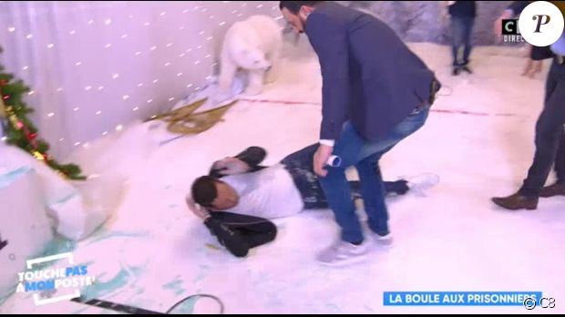 Maxime Guény et un cameraman de &quot;Touche pas à mon poste&quot; (C8) chutent violemment lors de l&#039;émission du mardi 19 décembre 2017.