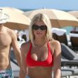 Sofia Richie et son compagnon Scott Disick sur la plage à Miami le 6 décembre 2017.
