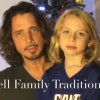 Chris Cornell avec son fils Christopher dans une vidéo tournée à Noël 2014 pour l'école du jeune garçon, révélée par Vicky Cornell le 22 décembre 2017, sept mois après le suicide du rockeur de Soundgarden et Audioslave.