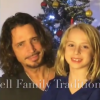 Chris Cornell avec son fils Christopher dans une vidéo tournée à Noël 2014 pour l'école du jeune garçon, révélée par Vicky Cornell le 22 décembre 2017, sept mois après le suicide du rockeur de Soundgarden et Audioslave.