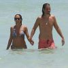 Exclusif - Chris Cornell avec sa femme Vicky Karayiannis en vacances à Miami le 6 août 2013. Deux semaines après sa mort le 18 mai 2017 à Détroit, le rapport d'analyses toxicologiques a révélé que le rockeur de Soundgarden et Audioslave avait plusieurs substances médicamenteuses dans l'organisme.