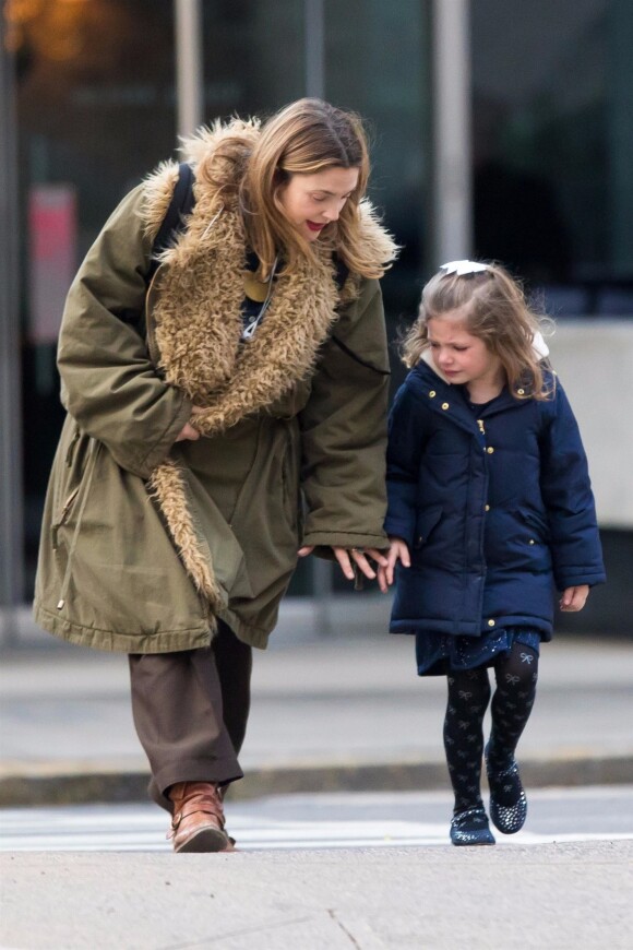 Exclusif - Drew Barrymore se balade avec sa fille Olive Barrymore Kopelman à New York, le 11 décembre 2017