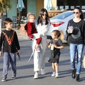 Kourtney Kardashian et ses trois enfants Mason, Penelope et Reign à Los Angeles. Le 26 décembre 2017.