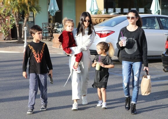 Kourtney Kardashian et ses trois enfants Mason, Penelope et Reign à Los Angeles. Le 26 décembre 2017.