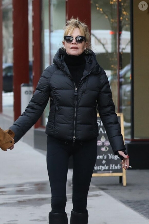 Exclusif - Melanie Griffith et sa fille Dakota Johnson se promènent à Aspen le 26 décembre 2017.