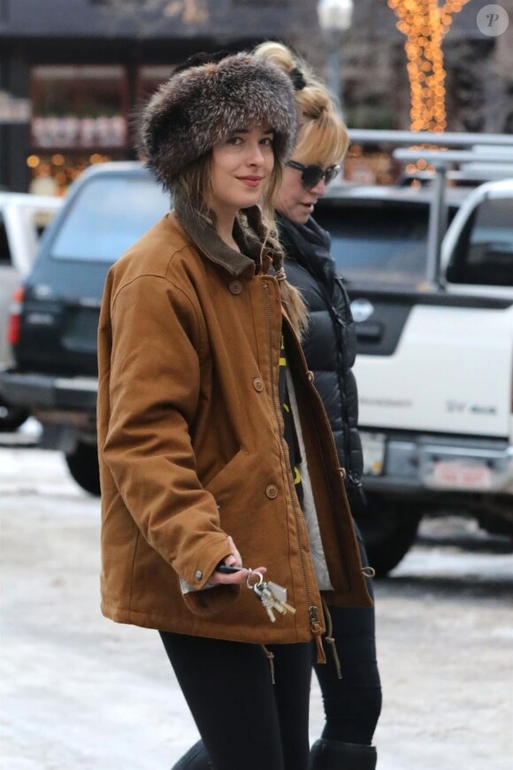 Exclusif - Melanie Griffith et sa fille Dakota Johnson se promènent à Aspen le 26 décembre 2017.