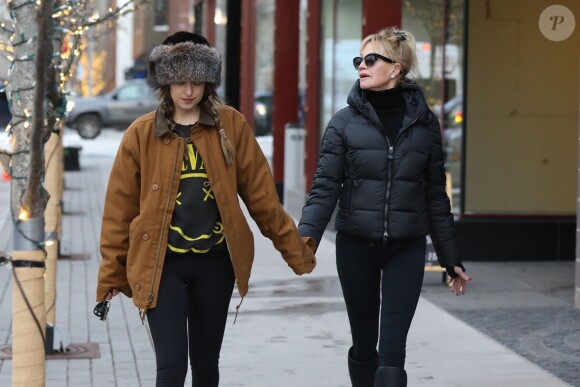 Exclusif - Melanie Griffith et sa fille Dakota Johnson se promènent à Aspen le 26 décembre 2017.